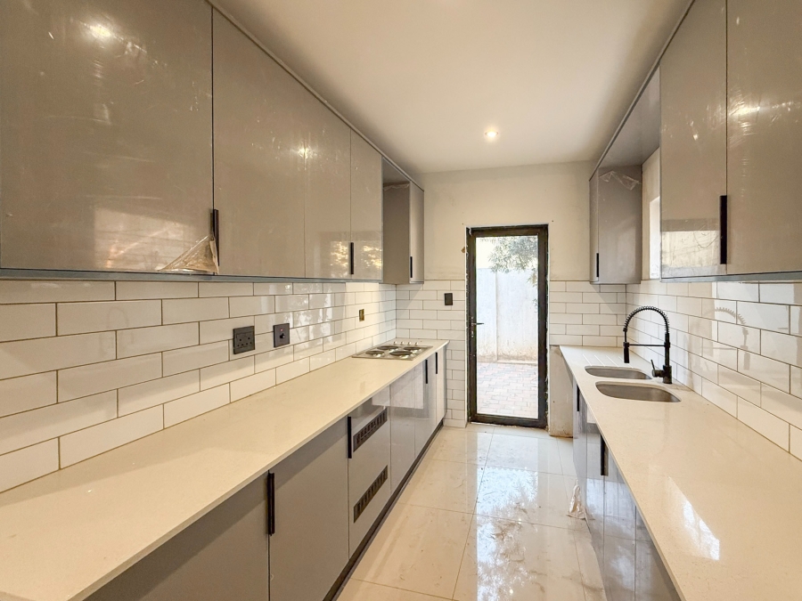5 Bedroom Property for Sale in Melodie North West